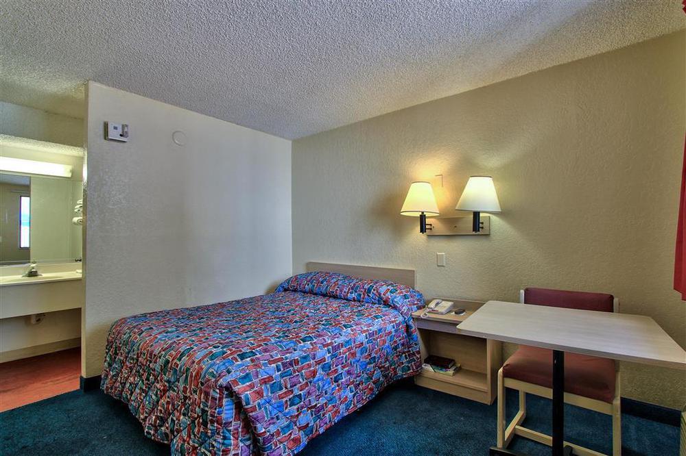 Phoenix Inn Room photo